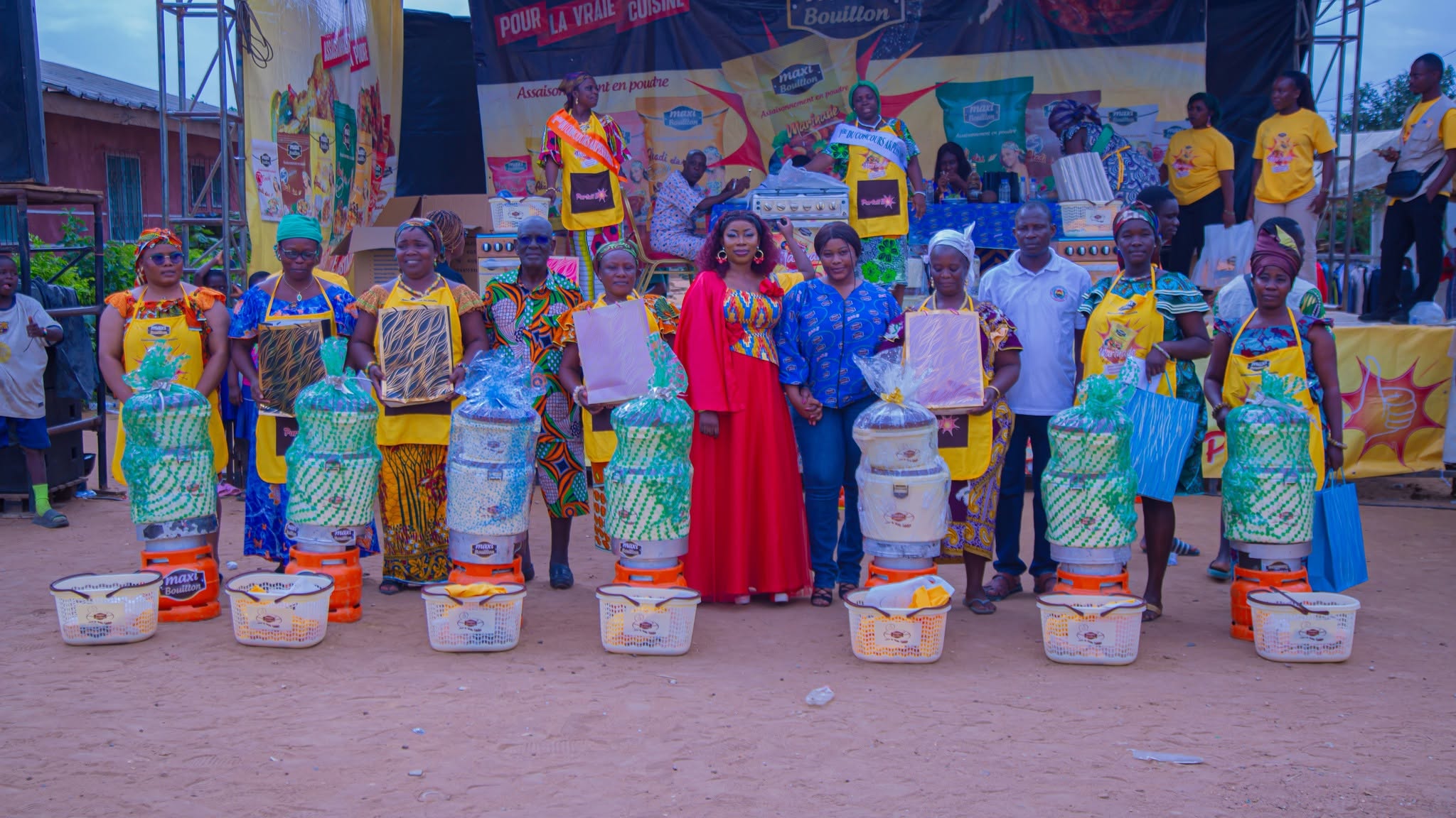 Photo de groupe des participantes et partenaires à Assouba