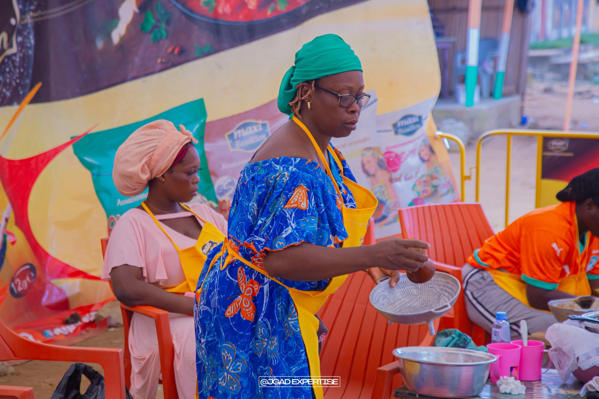 Participantes en pleine préparation culinaire à Assouba